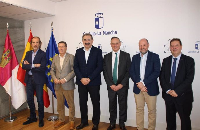 El consejero, Jesús Fernández Sanz y el director gerente del Sescam, Alberto Jara, han mantenido un encuentro con el conseller valenciano, Marciano Gómez.