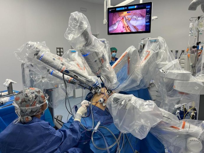 El Hospital Arnau de Vilanova realiza con éxito la primera cirugía bariátrica asistida con el robot HUGO en España