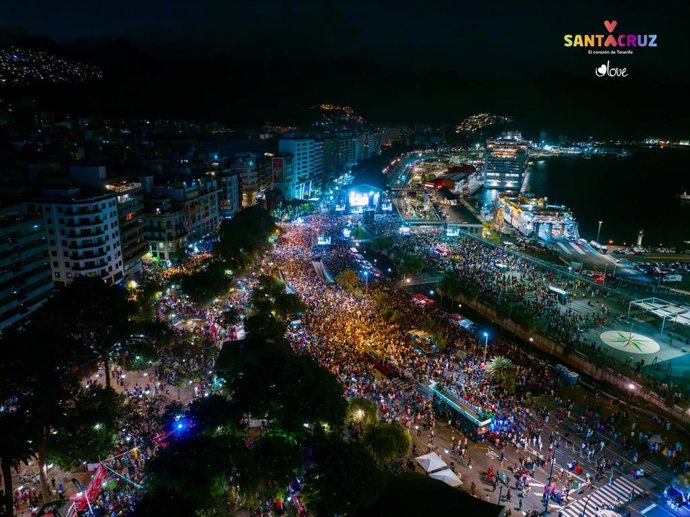 Imagen aérea del Sábado de Piñata en Santa Cruz de Tenerife, al que asistieron unas 400.000 personas