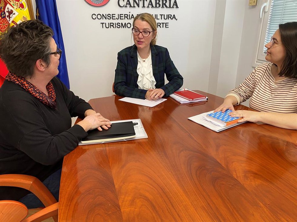 La consejera de Cultura, Eva Guillermina Fernández, con las representantes de Asociación Cántabra de Empresas de Artes Escénicas