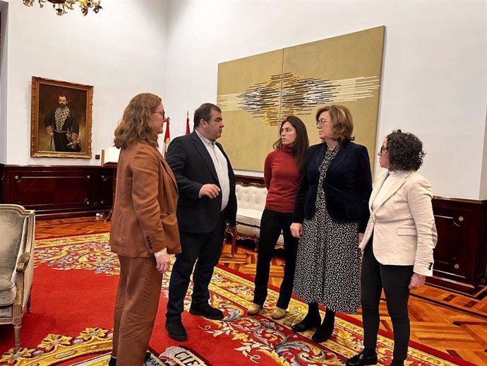 La presidenta de la Diputación de Palencia, Ángeles Armisén, el diputado de la zona, Urbano Alonso, junto con la alcaldesa de Villaeles de Valdavia, Leticia Rodríguez, y la secretaria de la localidad.