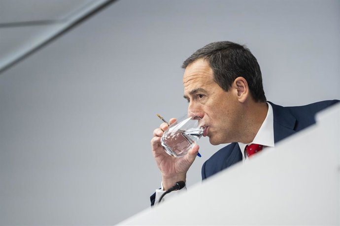 Archivo - El consejero delegado de CaixaBank, Gonzalo Gortázar, durante la presentación del programa de recompra de acciones, en la sede de CaixaBank, a 28 de julio de 2023, en Valencia, Comunidad Valenciana (España). 