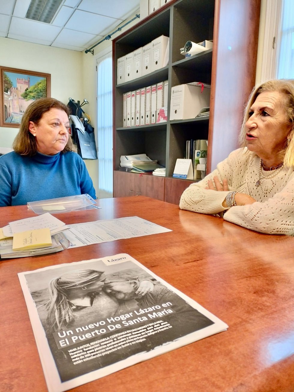 La concejal de Bienestar Social del Ayuntamiento de El Puerto de Santa María (Cádiz), Carmen Lara, y la representante de la Fundación Lázaro, Mariola Sánchez Cossío
