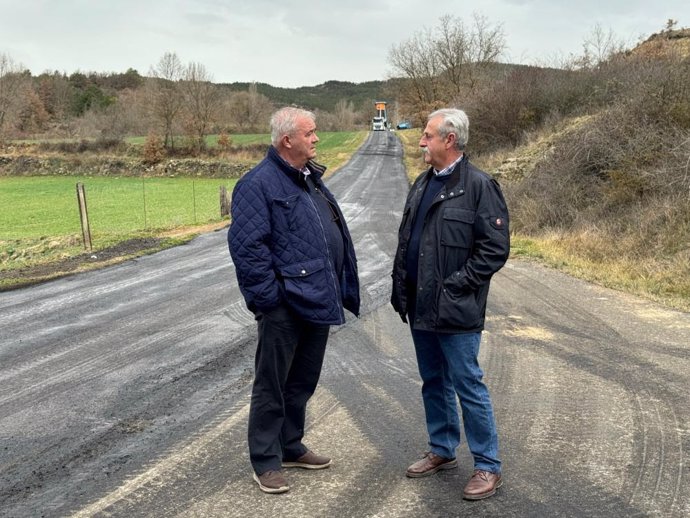 El diputado delegado de Obras de la DPH, Álvaro Bescós, junto al alcalde de Caldearenas, Primitivo Grasa.