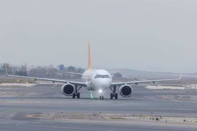 Archivo - Un avión de la aerolínea Pegasus en el aeropuerto Adolfo Suárez Madrid-Barajas, a 2 de enero de 2024, en Madrid (España). 
