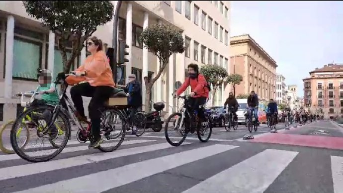 Una marcha silenciosa en bicicleta por Logroño homenajea al ciclista atropello mortalente y rechaza la "violencia vial"