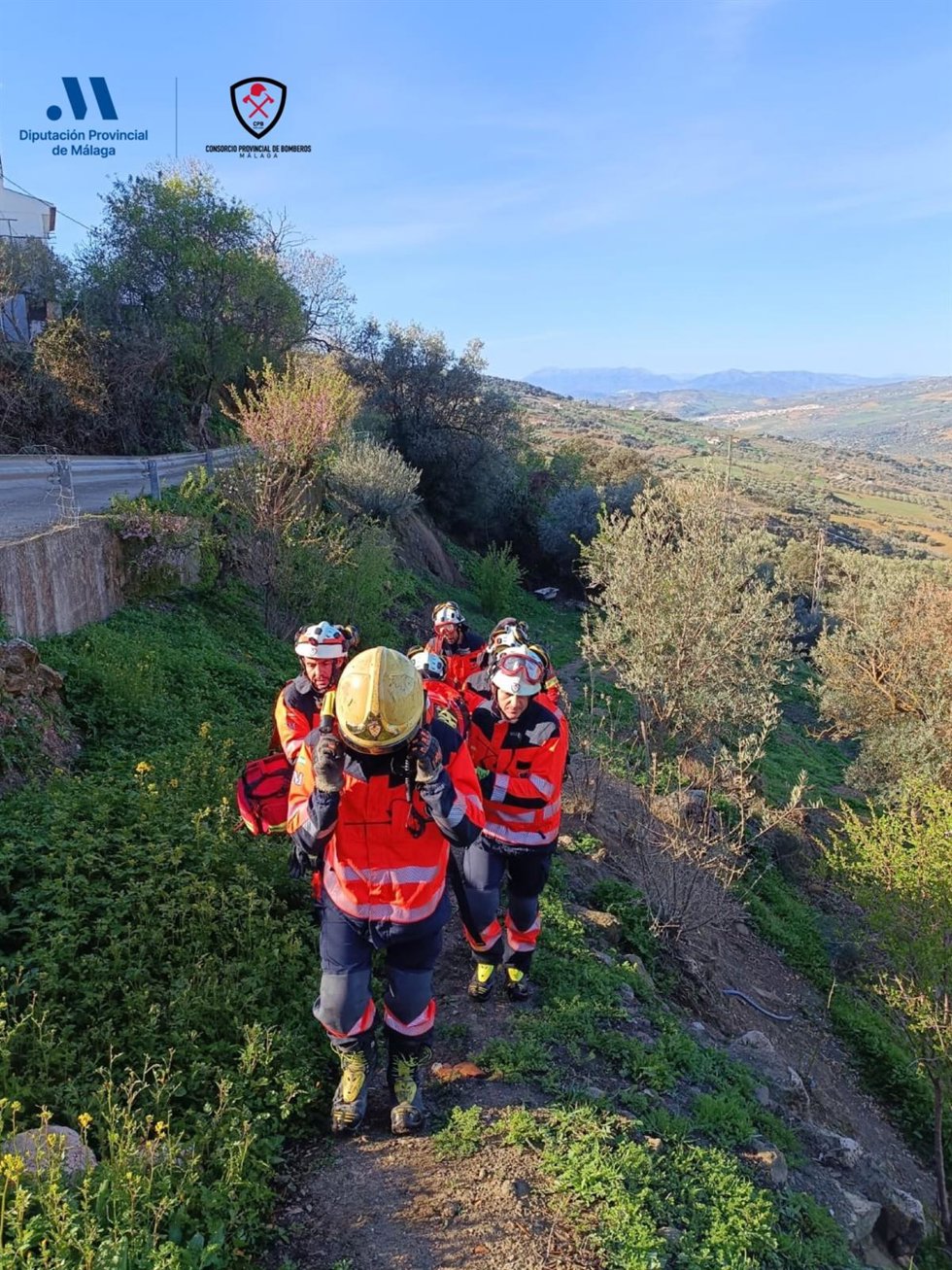 Bomberos de Málaga portean a un hombre herido