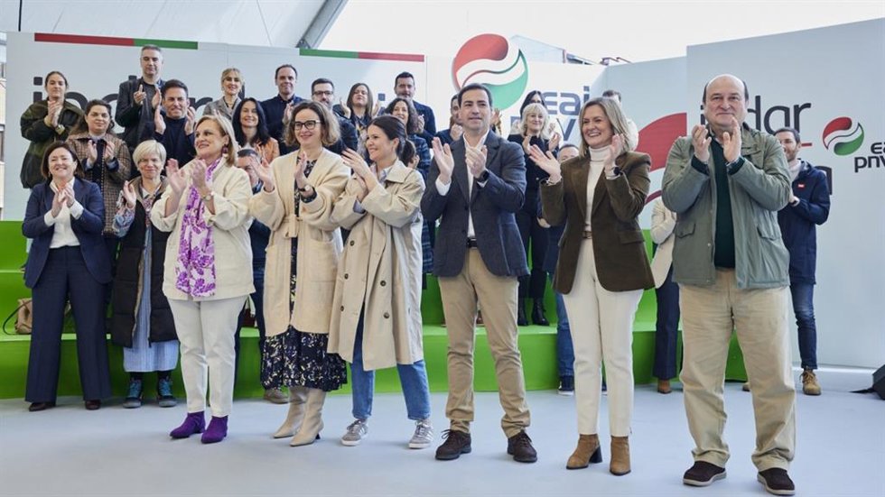 El candidato a lehendakari del PNV, Imanol Pradales, con el presidente del EBB del PNV, Andoni Ortuzar, y la presidenta del BBB, Itxaso Atutxa, en la presentación de candidaturas por Bizkaia, en Barakaldo