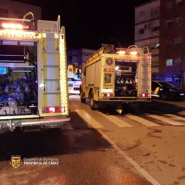Rescatan a una persona en un incendio en Jerez de la Frontera (Cádiz).