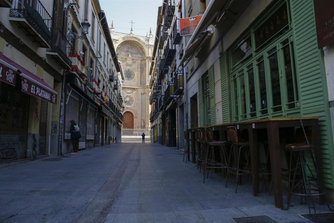 Archivo - La Catedral de Granada, al fondo en la imagen de archivo