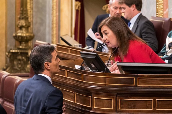Archivo - El presidente del Gobierno en funciones y candidato a la reelección, Pedro Sánchez y la presidenta del Congreso Francina Armengol, conversan durante la primera sesión del debate de investidura de Pedro Sánchez como presidente de Gobierno, en e