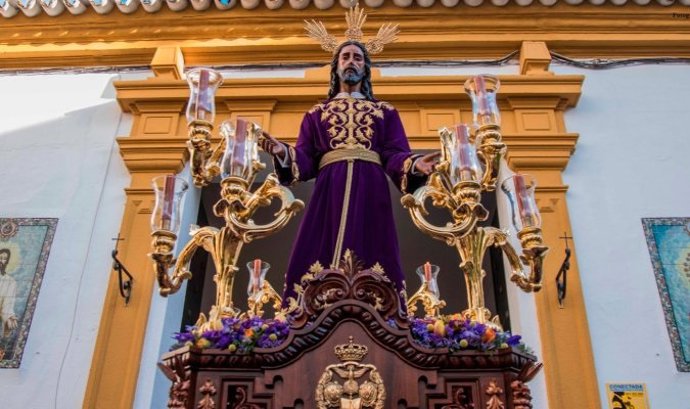 Imagen del Señor de la Redención sobre unas andas, a la salida de su templo.