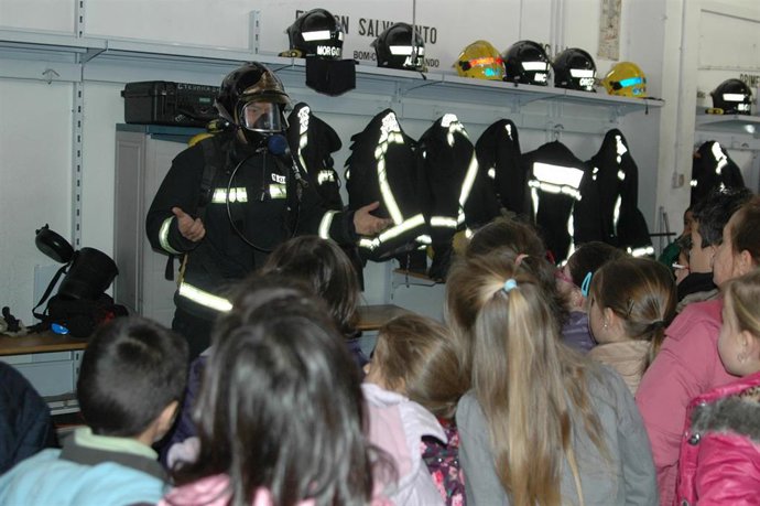 Los Bomberos de Huelva capital inician su campaña de prevención para los colegios.