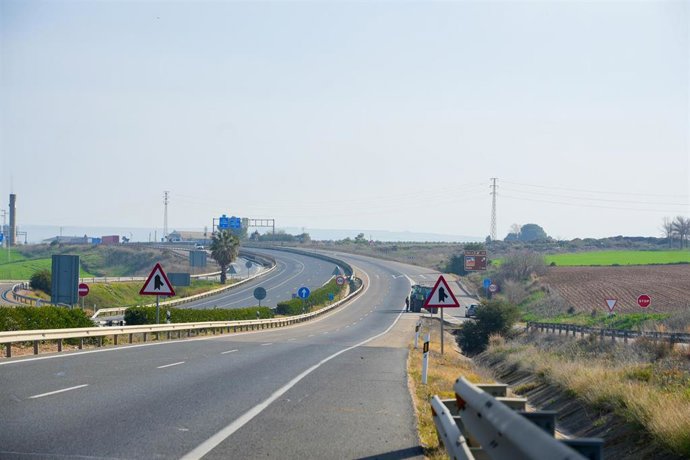 Carretera vacía en imagen de archivo. 