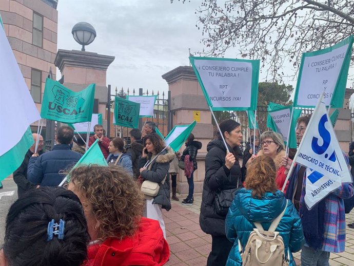 Concentración del pasado jueves 15 de febrero de un grupo de representantes sindicales ante las puertas de la sede de la Consejería de la Presidencia para expresar su malestar.