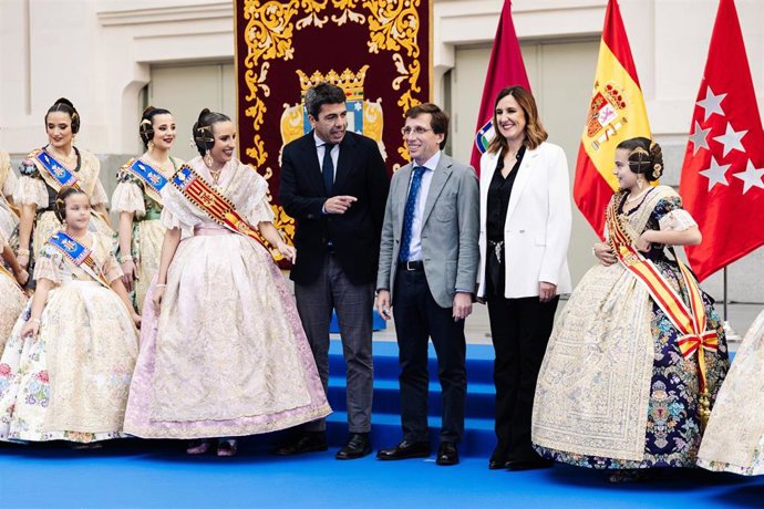 El presidente de la Comunidad Valenciana, Carlos Mazón (c), el alcalde de Madrid, José Luis Martínez-Almeida (3d), y la alcaldesa de Valencia, María José Catalá (2d), antes de la masclet madrileña, en el Palacio de Cibeles, a 18 de febrero de 2024, en 