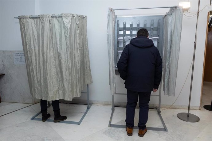 Un hombre ejerce su derecho a voto, en el Centro Galego de Arte Contemporáneo (CGAC), a 18 de febrero de 2024, en Santiago de Compostela