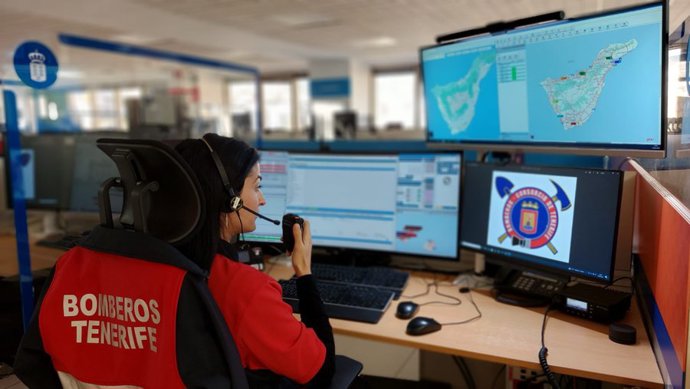 Archivo - Personal del Consorcio de Bomberos de Tenerife en la sala operativa del Centro Coordinador de Emergencias y Seguridad (Cecoes) 1-1-2