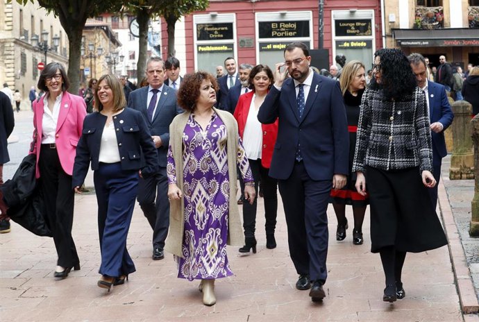 El Presidente Del Principado, Adrián Barbón, Junto A Las Nuevas Consejeras De Derechos Sociales Y Bienestar, Marta Del Arco, Y De Cultura, Política Llingüística Y Deporte, Vanessa Gutiérrez.