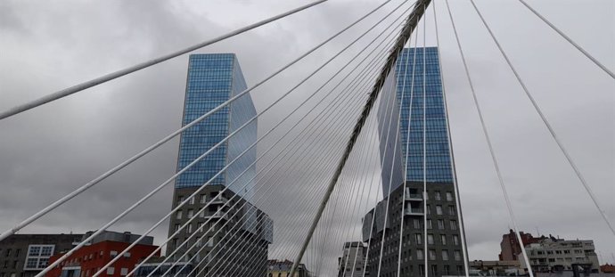 Archivo - Cielos cargados de nubes en Bilbao (archivo).