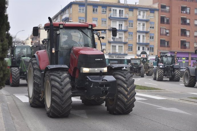 Los tractores de los agricultores se concentran por carreteras.