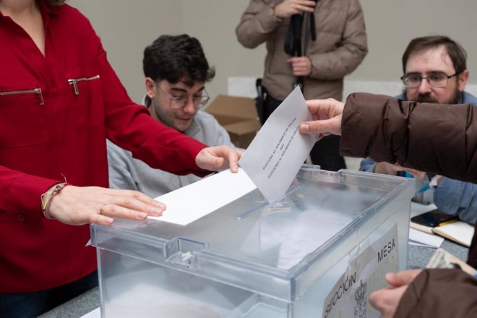 Una persona exerceix el seu dret a vot, al Centre Galego d'Art Contemporani (CGAC), a 18 de febrer de 2024, a Santiago de Compostella, la Corunya, Galícia.