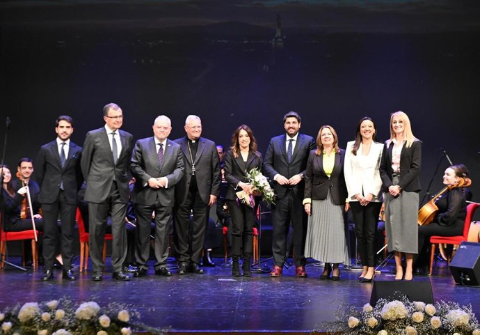 El presidente de la Comunidad, Fernando López Miras, asistió hoy al Pregón de la Semana Santa de Murcia a cargo de la periodista Tati García