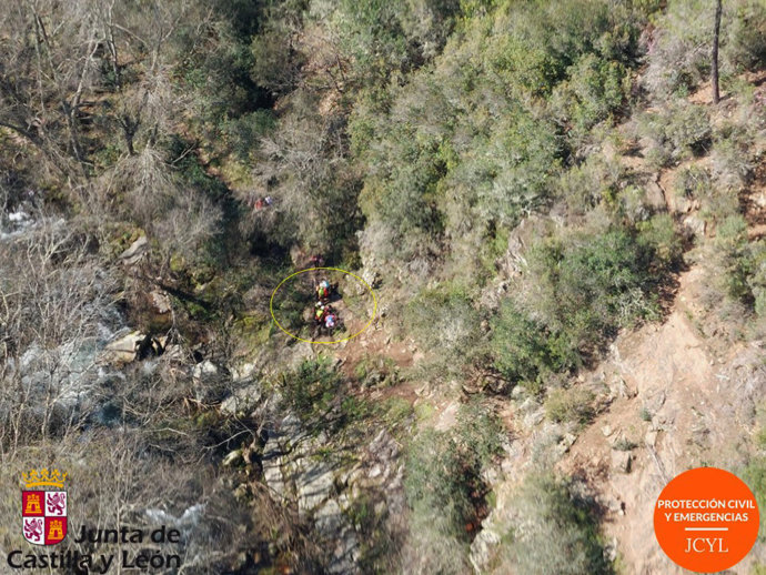 Zona donde ha sido resscatada una mujer herida tras una caída en la 'Senda de los pescadores' en Arena de San Pedro (Ávila).