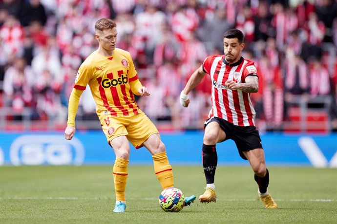 Archivo - Viktor Tsygankov of Girona FC competes for the ball with Yuri Berchiche of Athletic Club during the La Liga Santander match between Athletic Club and Girona FC at San Mames  on February 26, 2023, in Bilbao, Spain.