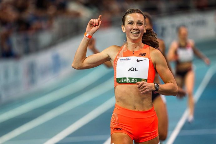 La atleta neerlandesa Femke Bol celebra una victoria durante una competición