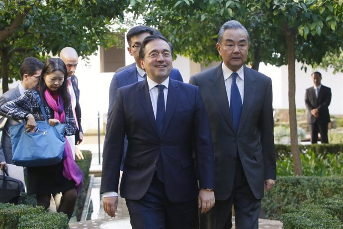 El ministro de Asuntos Exteriores, Unión Europea y Cooperación, José Manuel Albares, y el ministro de Asuntos Exteriores de la República Popular China, Wang Yi.