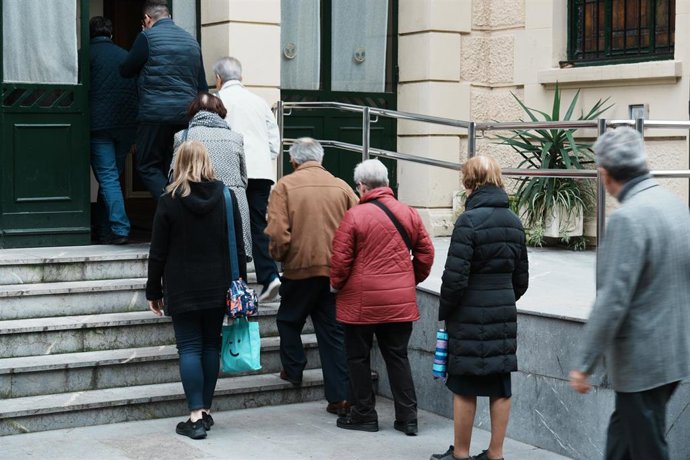 Cientos de bilbaínos acuden a la capilla ardiente de Monseñor Uriarte para darle su último adiós