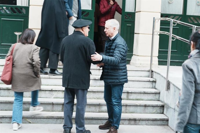 El Lehendakari, Iñigo Urkullu, asiste a la capilla ardiente del obispo emérito de Bilbao en la Casa de la Espiritualidad de Begoña, en Bilbao