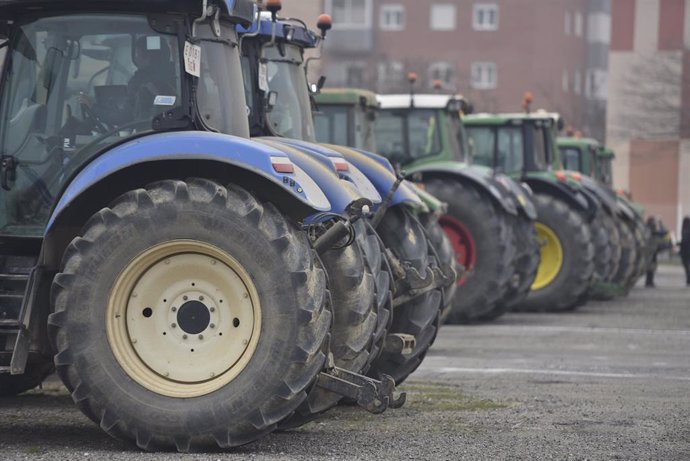 Los tractores de los agricultores se concentran por carreteras de Aragón.