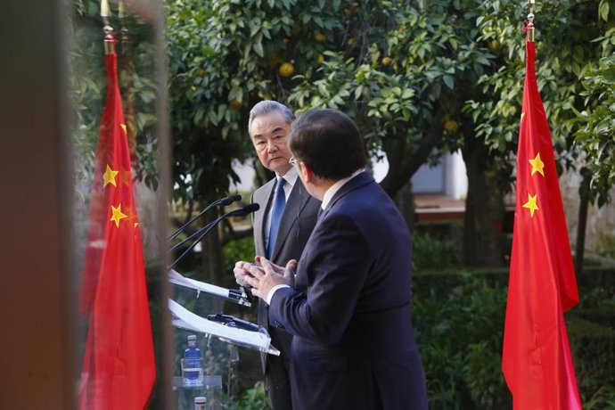 El ministro de Asuntos Exteriores, Unión Europea y Cooperación, José Manuel Albares, y el ministro de Asuntos Exteriores de la República Popular China, Wang Yi, atienden a los medios tras mantener un encuentro