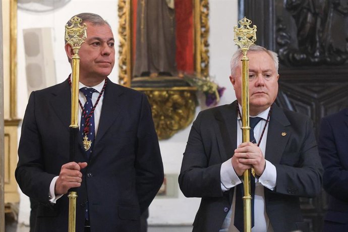 El alcalde de Sevilla, José Luis Sanz, jura como teniente hermano mayor del Santo Entierro.
