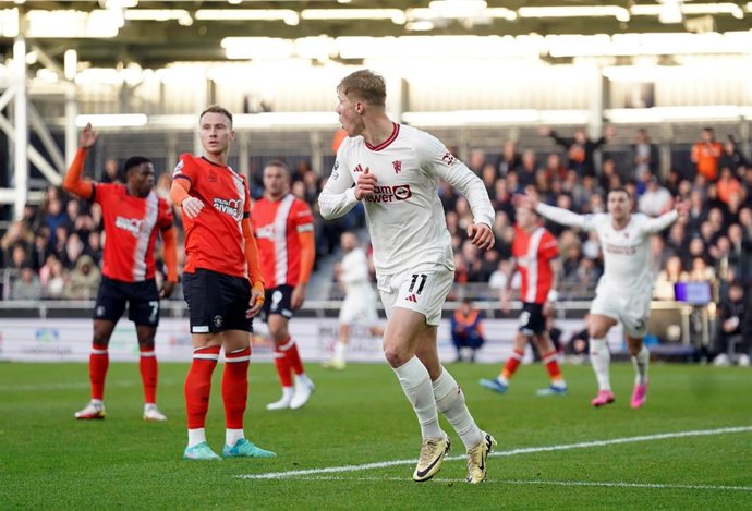 El delantero danés Rasmus Hojlund celebra uno de sus goles en el Luton Town-Manchester United de la Premier League 2023-2024