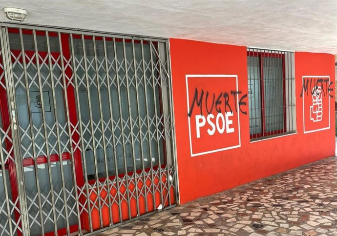 Pintadas en la sede de la Agrupación del PSOE Nervión-San Pablo