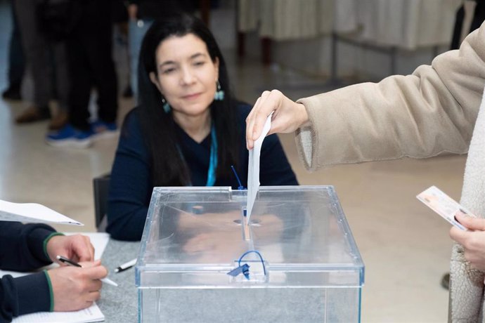 Una persona ejerce su derecho a voto, en el Centro Galego de Arte Contemporáneo (CGAC), a 18 de febrero de 2024, en Santiago de Compostela