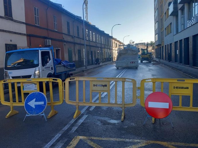 Tramo de la calle Manacor cortado por una fuga de agua