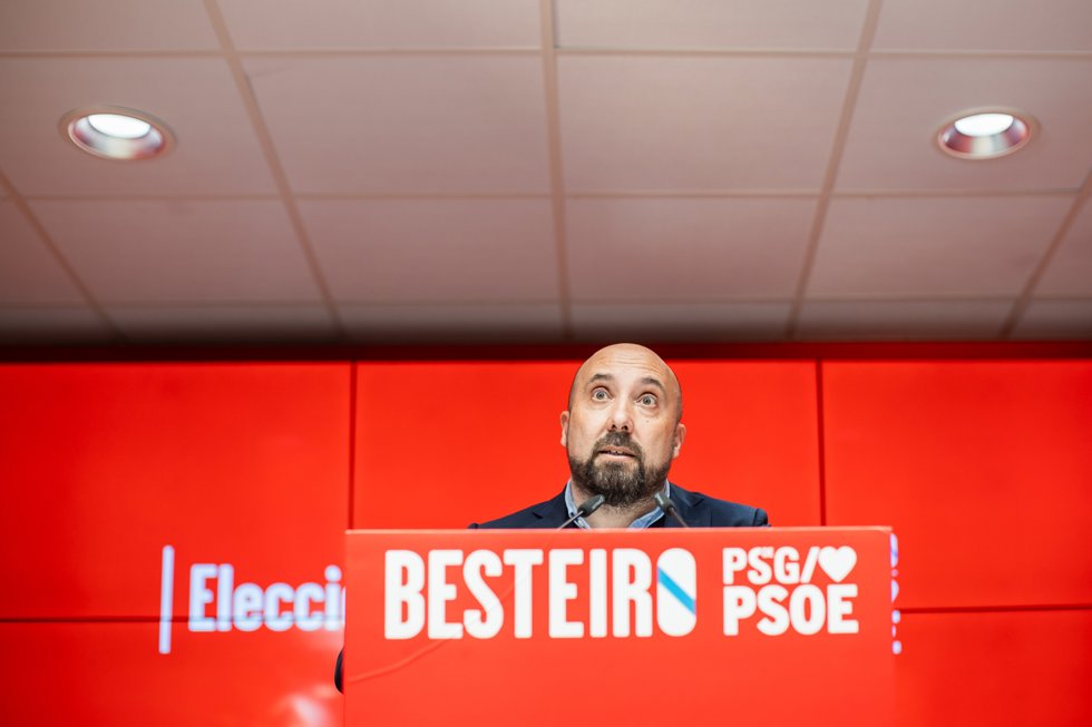 El concejal de Economía, Hacienda del ayuntamiento de A Coruña, José Manuel Lage, comparece durante el seguimiento de la jornada electoral de los comicios autonómicos de Galicia, en la sede del PSdeG, a 18 de febrero de 2024, en Santiago de Compostela, 