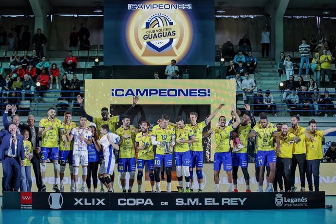 Los jugadores del CV Guaguas celebrando la consecución de la Copa del Rey de voleibol de 2024