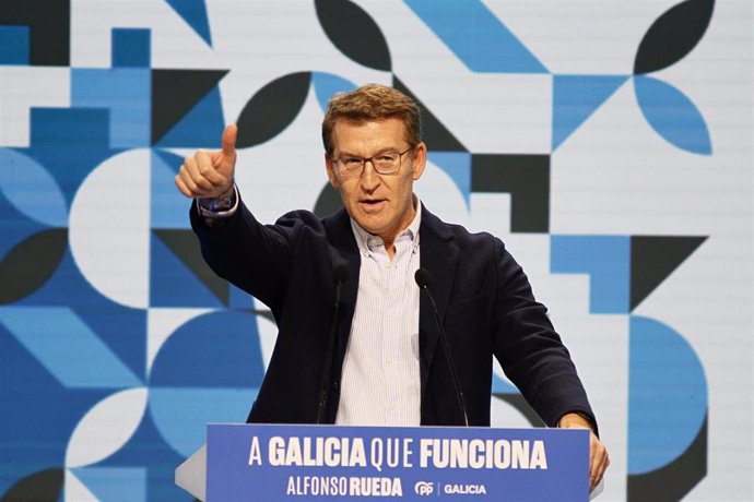 El presidente nacional del PP, Alberto Núñez Feijóo, interviene durante el cierre de la campaña electoral del PP, a 16 de febrero de 2024, en Santiago de Compostela, A Coruña, Galicia (España). 