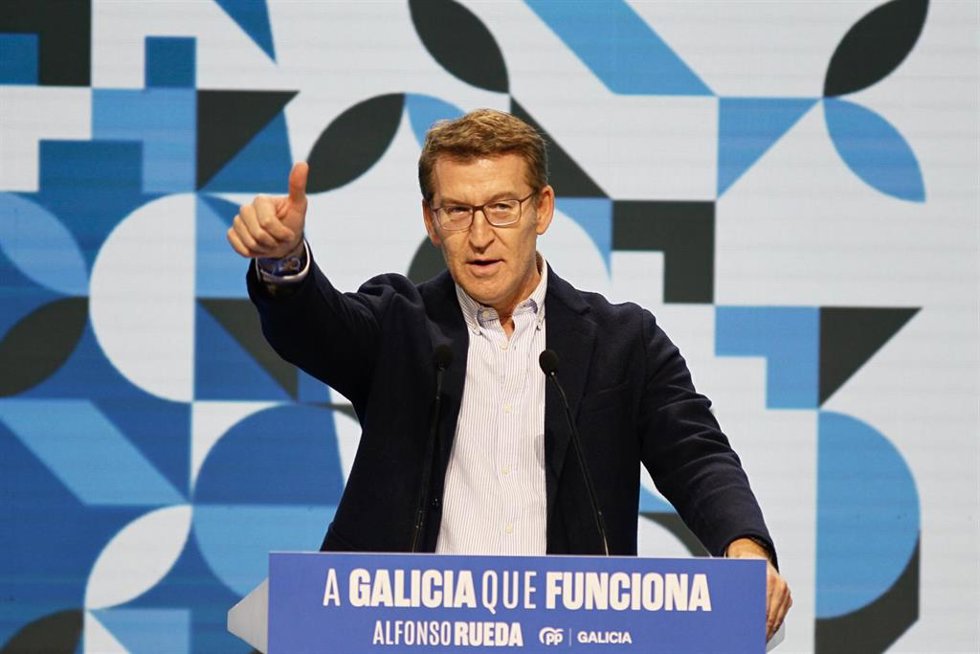 El presidente nacional del PP, Alberto Núñez Feijóo, interviene durante el cierre de la campaña electoral del PP, a 16 de febrero de 2024, en Santiago de Compostela, A Coruña, Galicia (España).