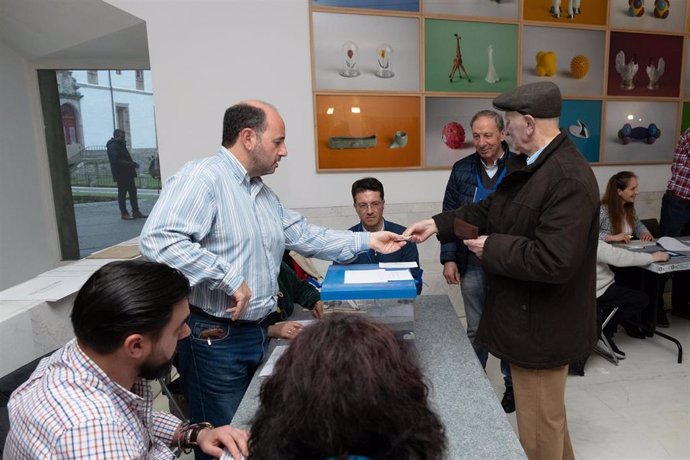 Un hombre ejerce su derecho a voto, en el Centro Galego de Arte Contemporáneo (CGAC), a 18 de febrero de 2024, en Santiago de Compostela, A Coruña, Galicia.