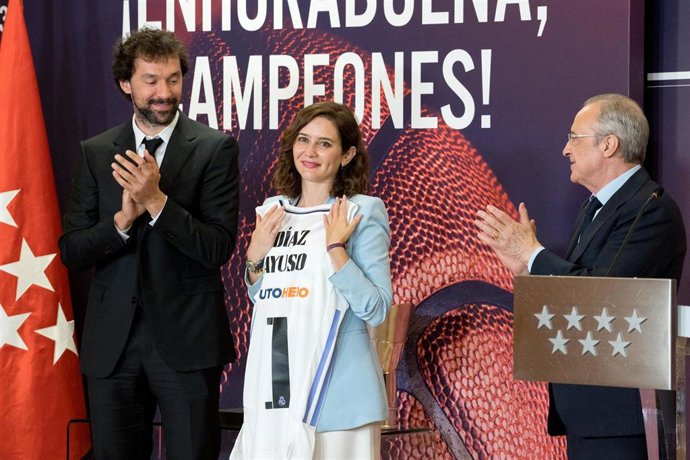 Archivo - La presidenta de la Comunidad de Madrid Isabel Díaz Ayuso junto a Sergio Llull y Florentino Pérez tras recibir al Real Madrid por la conquista de la Euroliga 22-23