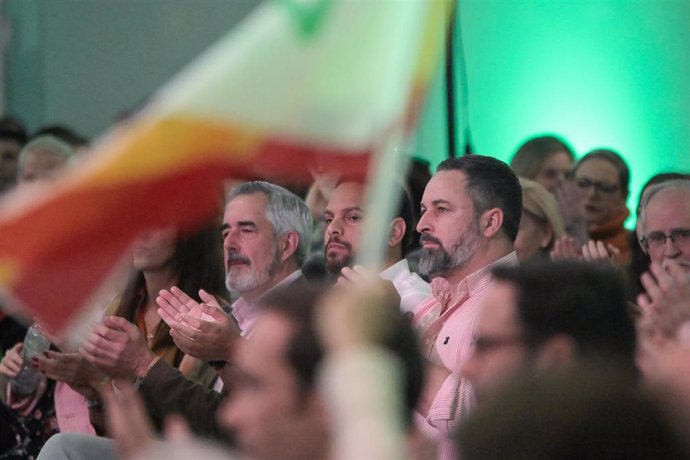 (I-D) El candidato a la Presidencia de la Xunta de Galicia y cabeza de lista de Vox por Pontevedra, Álvaro Díaz-Mella; el secretario general de Vox, Ignacio Garriga y el líder de Vox, Santiago Abascal, durante el cierre de la campaña electoral de Vox.