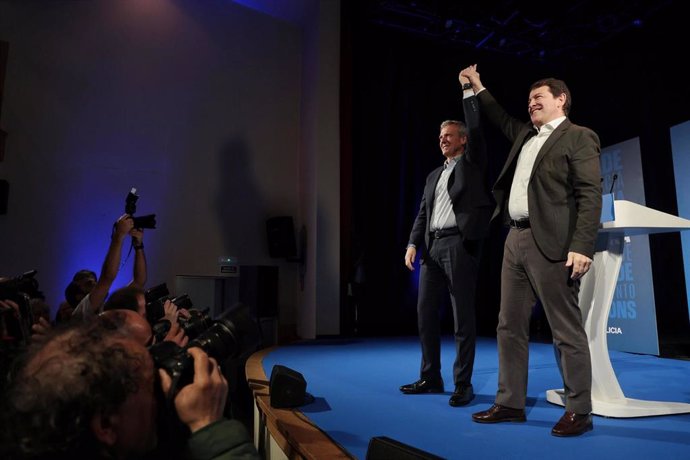 El candidato del PP a la Xunta, Alfonso Rueda, y el líder del PP CyL y presidente de la Junta, Alfonso Fernández Mañueco, en un mitin en el marco de las elecciones gallegas.