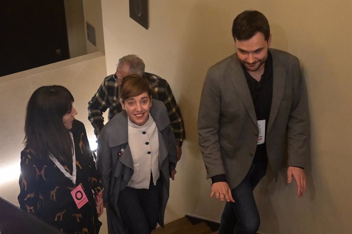 La candidata de Sumar a la Presidncia de la Xunta, Marta Lois (2i), a la seva arribada per al seguiment de la jornada electoral dels comicis autonmics de Galícia, a l'Hotel Pelegrí, a 18 de febrer de 2024, a Santiago de Compostella, la Corunya, Gali