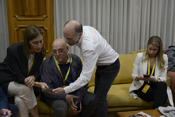 El candidato a la Xunta de Galicia, Armando Ojea, y el alcalde de Ourense, Gonzalo Pérez Jácome, en el seguimiento del escrutinio.
